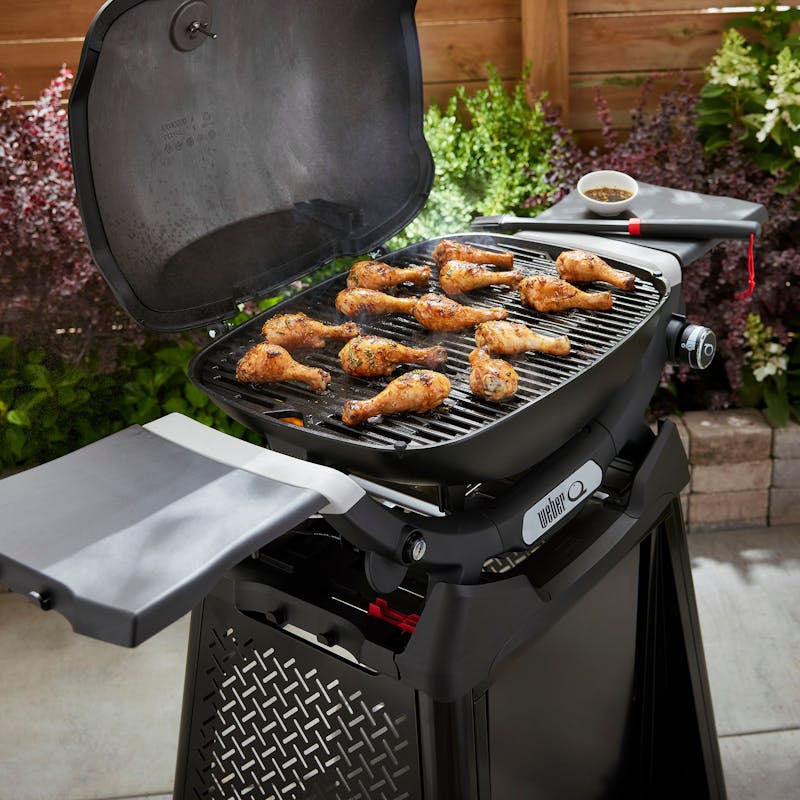 Q 2200N Gasgrill mit Seitentischen und Premium-Rollwagen