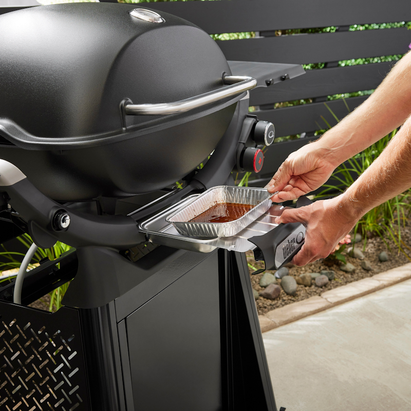 Q 3200N+ Gasgrill mit Premium-Rollwagen